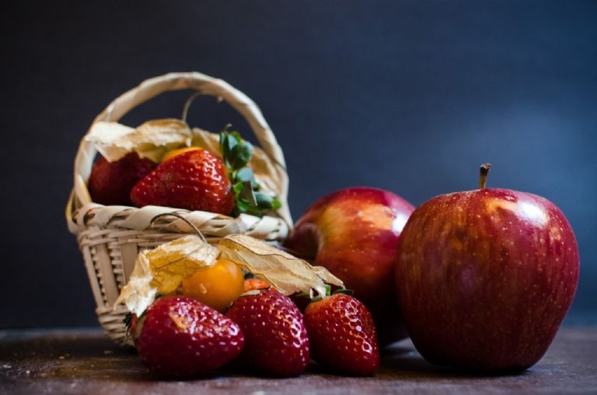 Disfruta de un delicioso licuado de fresa y manzana para comenzar tu día