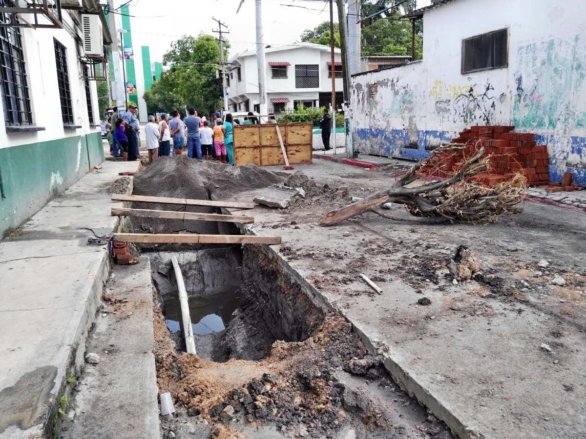 Obstruyen trabajos de alcantarillado en la colonia Lázaro Cárdenas de Zacatepec