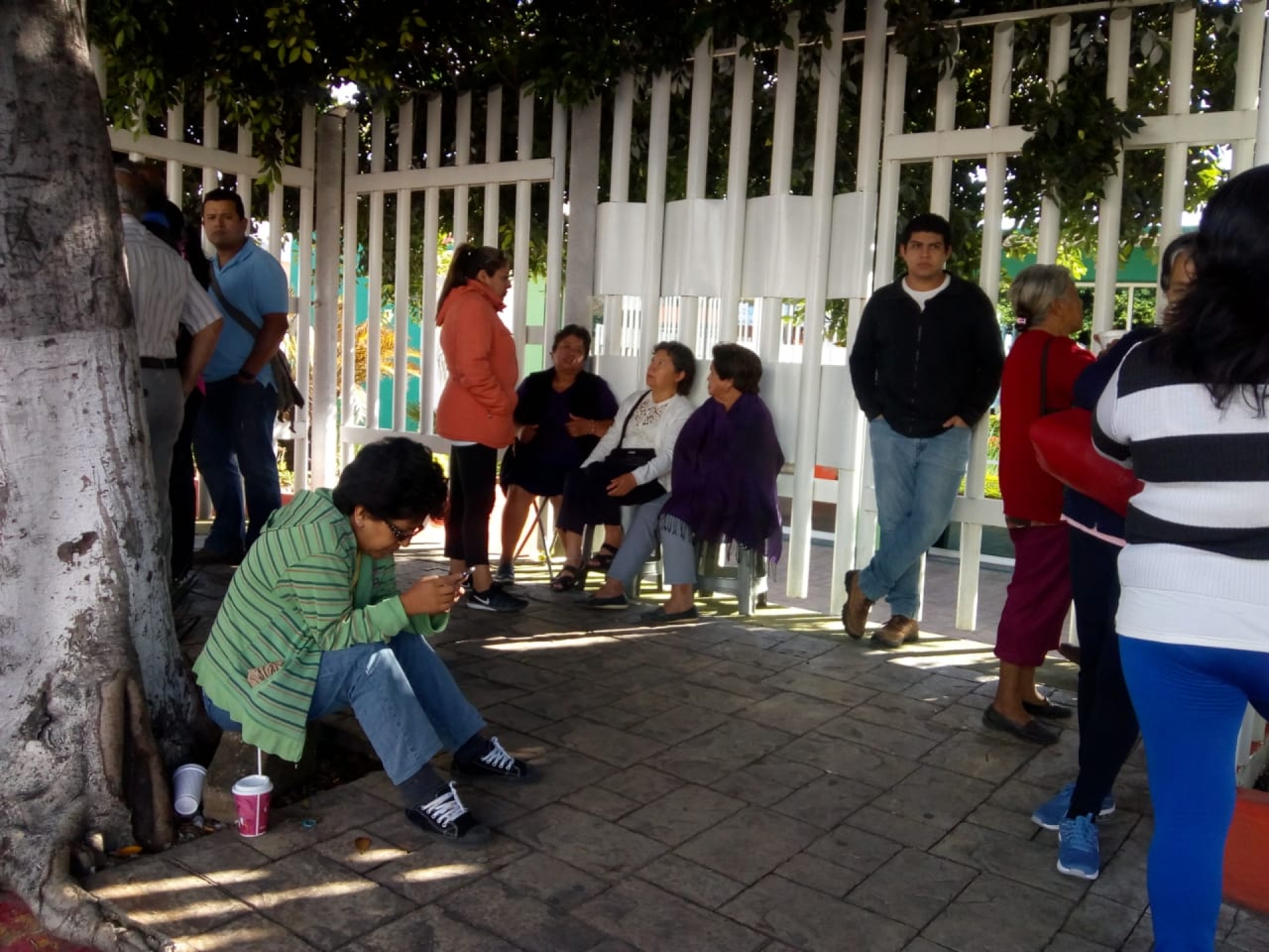 Nuevamente, toman vecinos inconformes oficinas de la CFE
