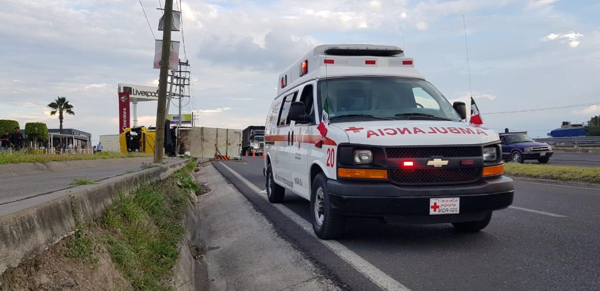 Tráiler volcó en la autopista Cuautla-La Pera; un hombre resultó herido