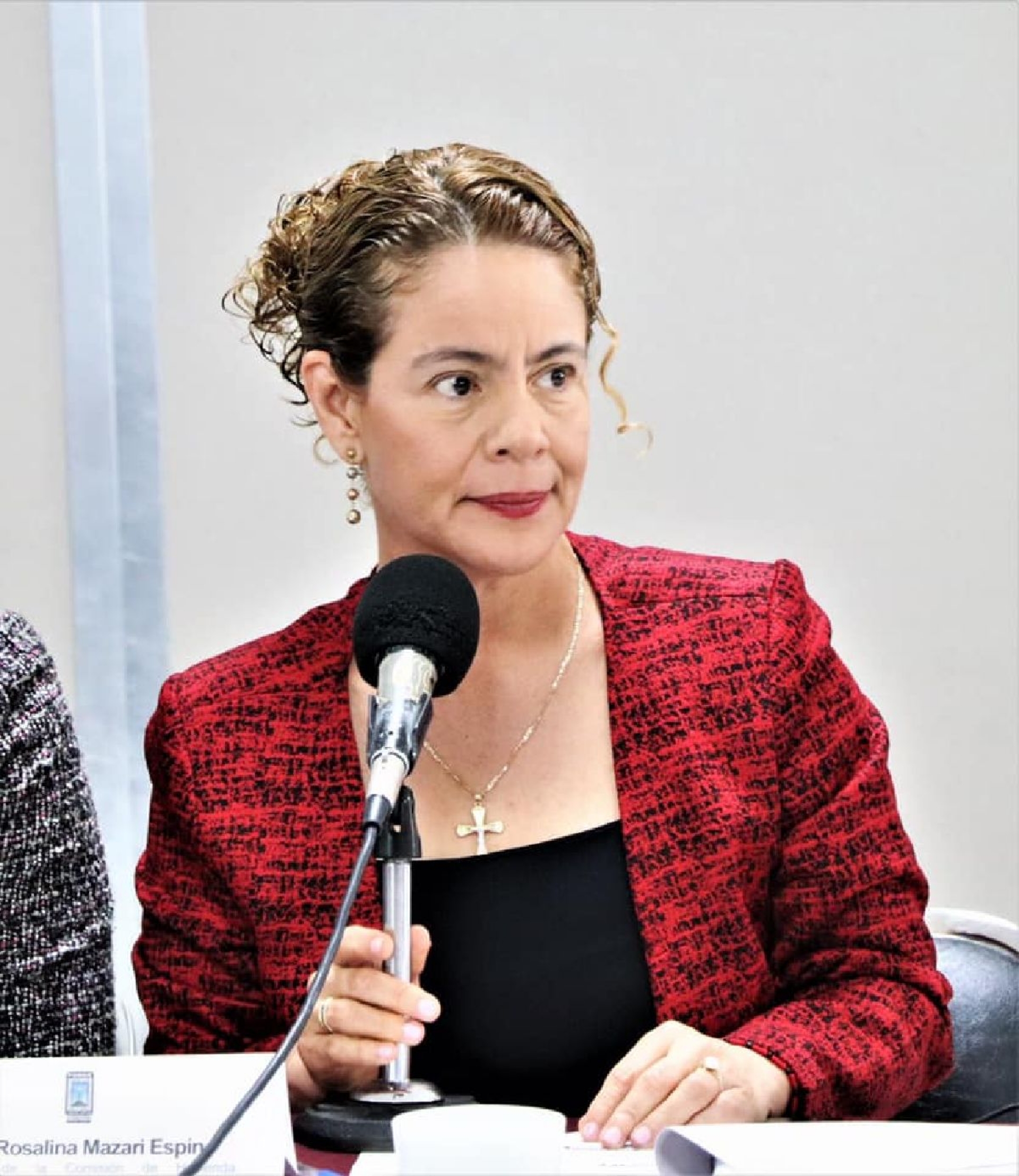 Congreso analiza alza en derechos e impuestos municipales