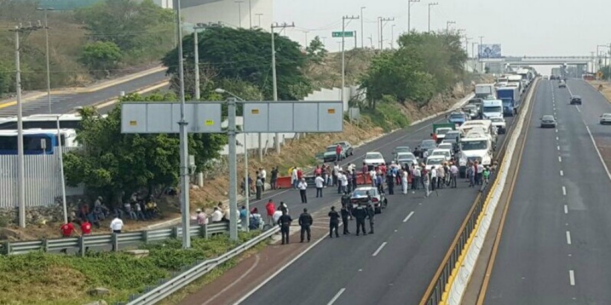 Realizan bloqueo vecinos de Xochitepec en la autopista México-Acapulco; piden retirar caseta de cobro