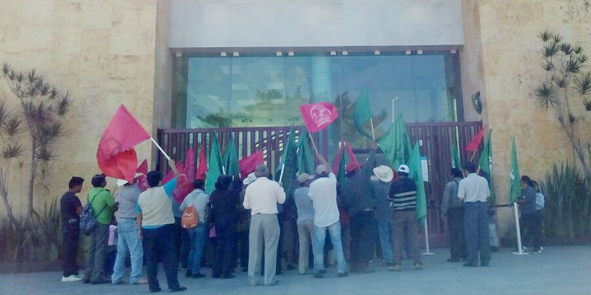 Protestan antorchistas en instalaciones del Poder Judicial de la Federación