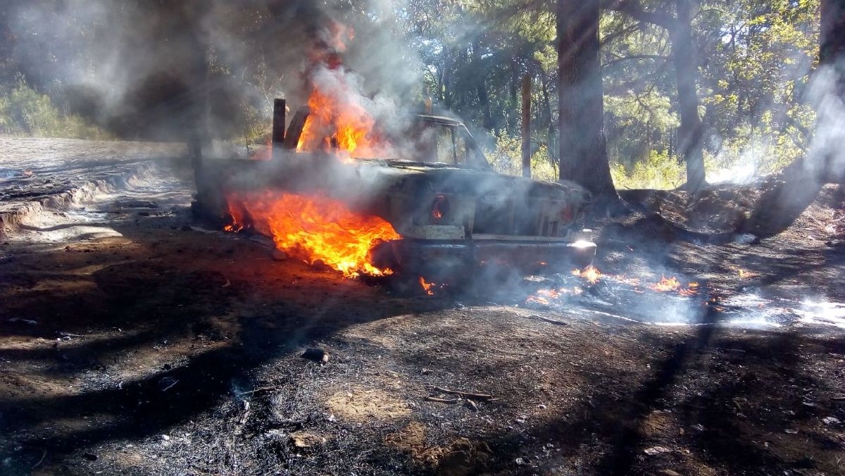 Se incendian dos camionetas que transportaban gasolina robada