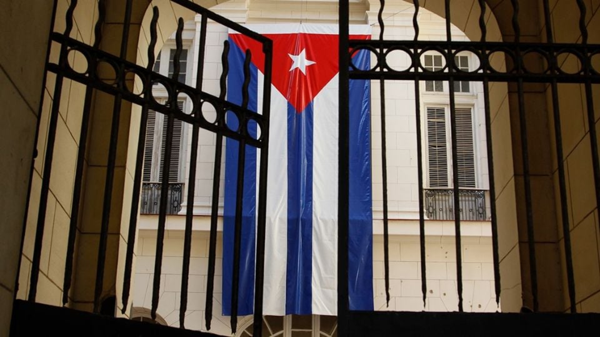 Condenan en Cuba a tres funcionarios por desvío de fondos estatales