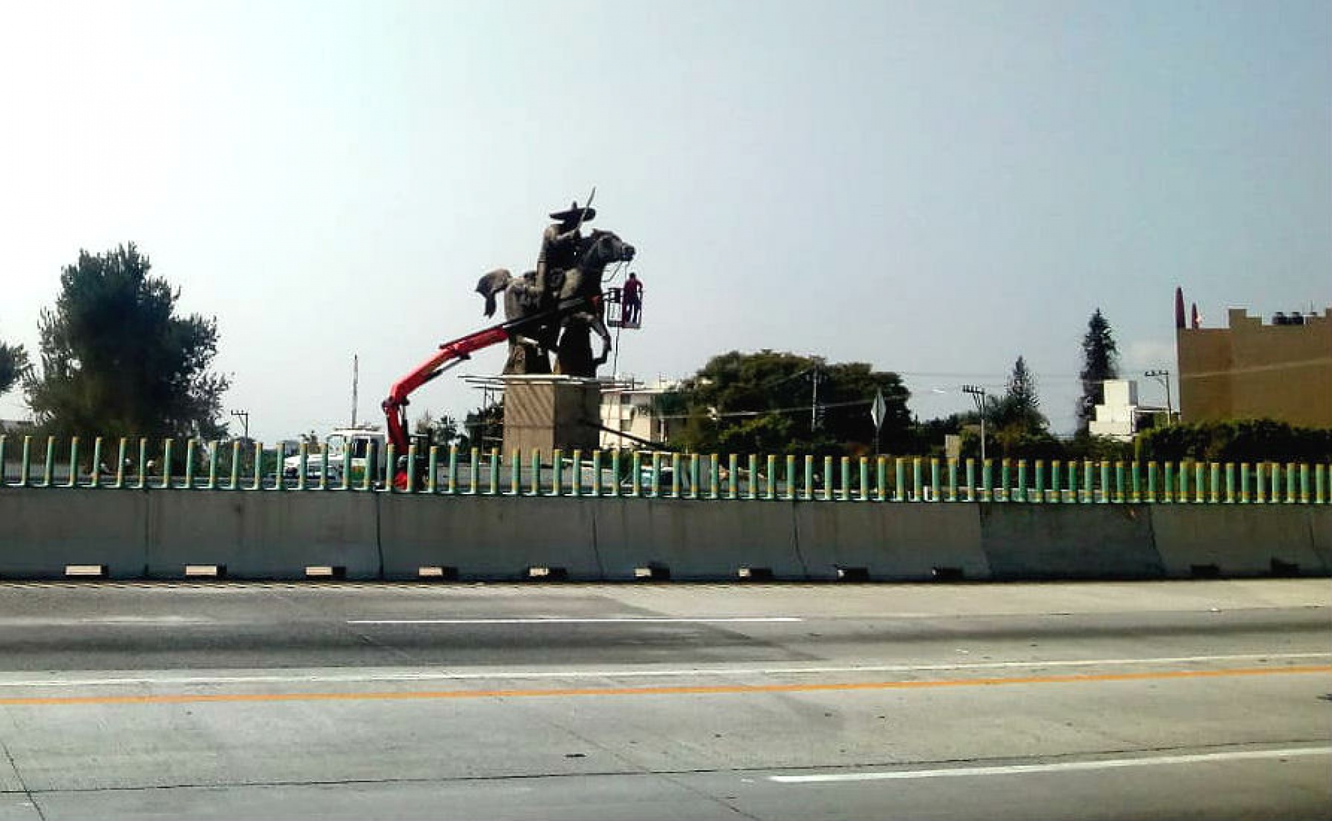 Continúan trabajos de instalación de estatua ecuestre de Emiliano Zapata