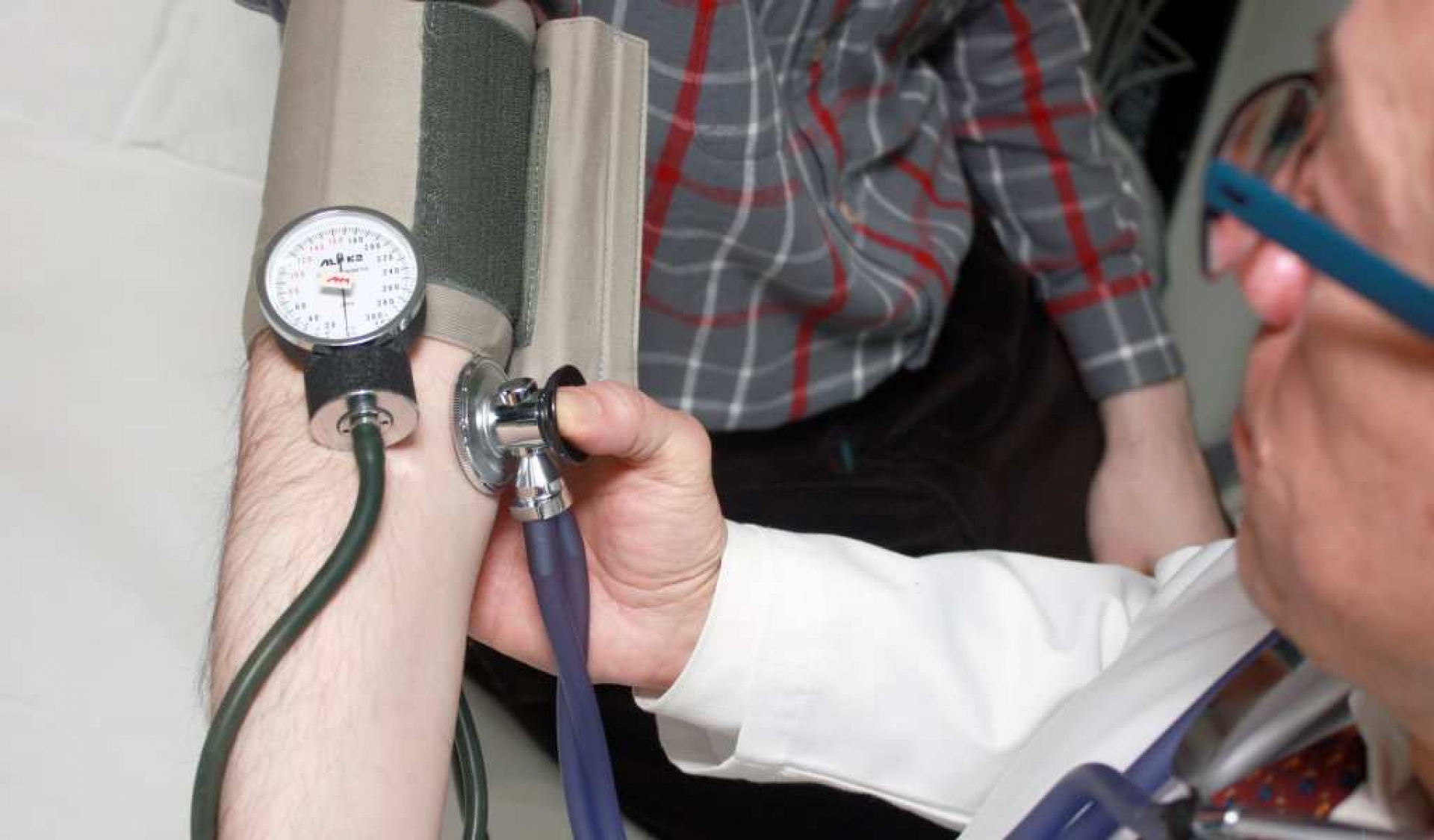 Diputados aprueban que tengas día con goce de sueldo para ir al médico