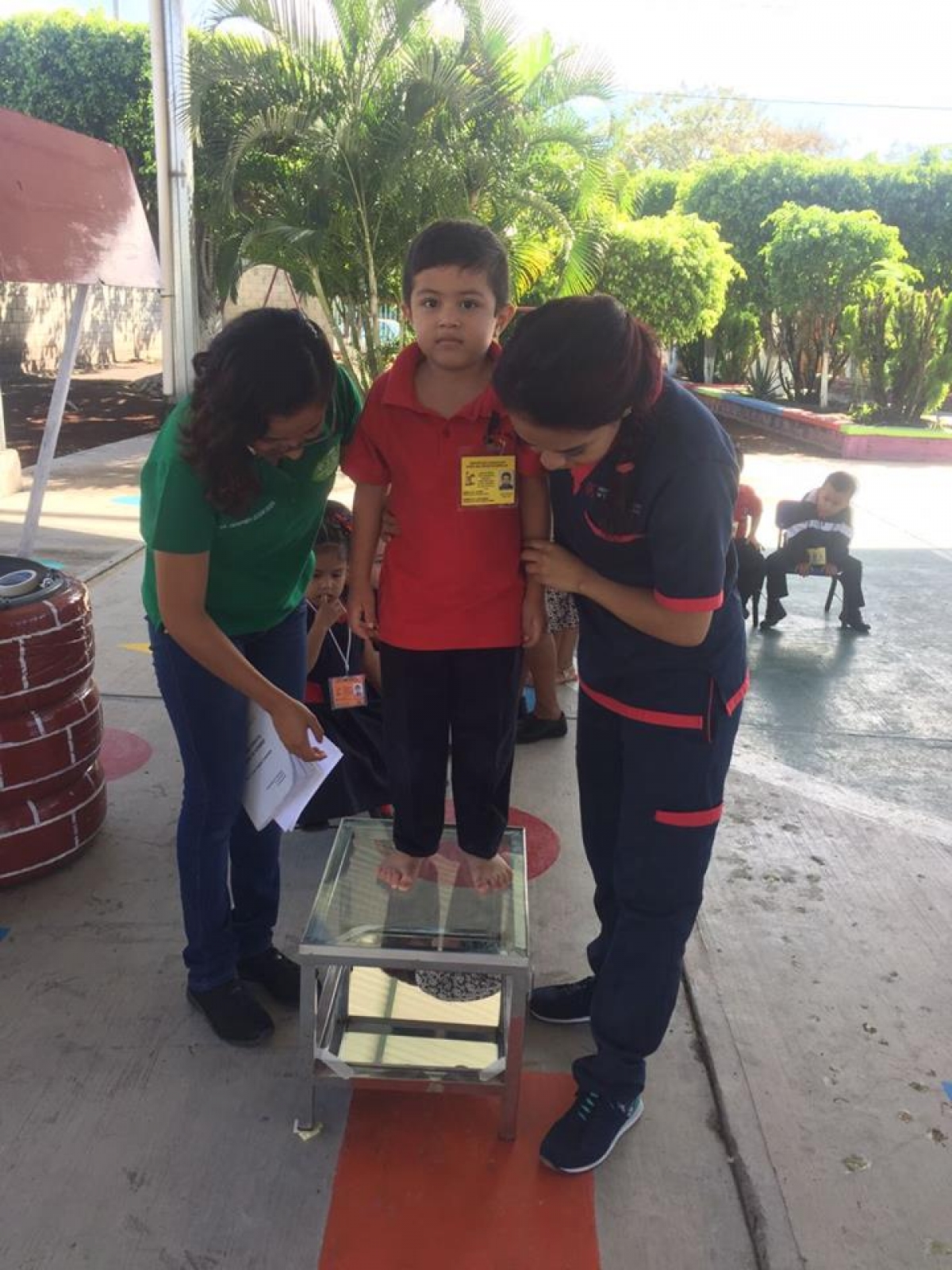 Aplican exámenes de lenguaje y pie plano a niños del Jardín de Niños Celia Mendoza de Martínez, en la comunidad de Quebrantadero