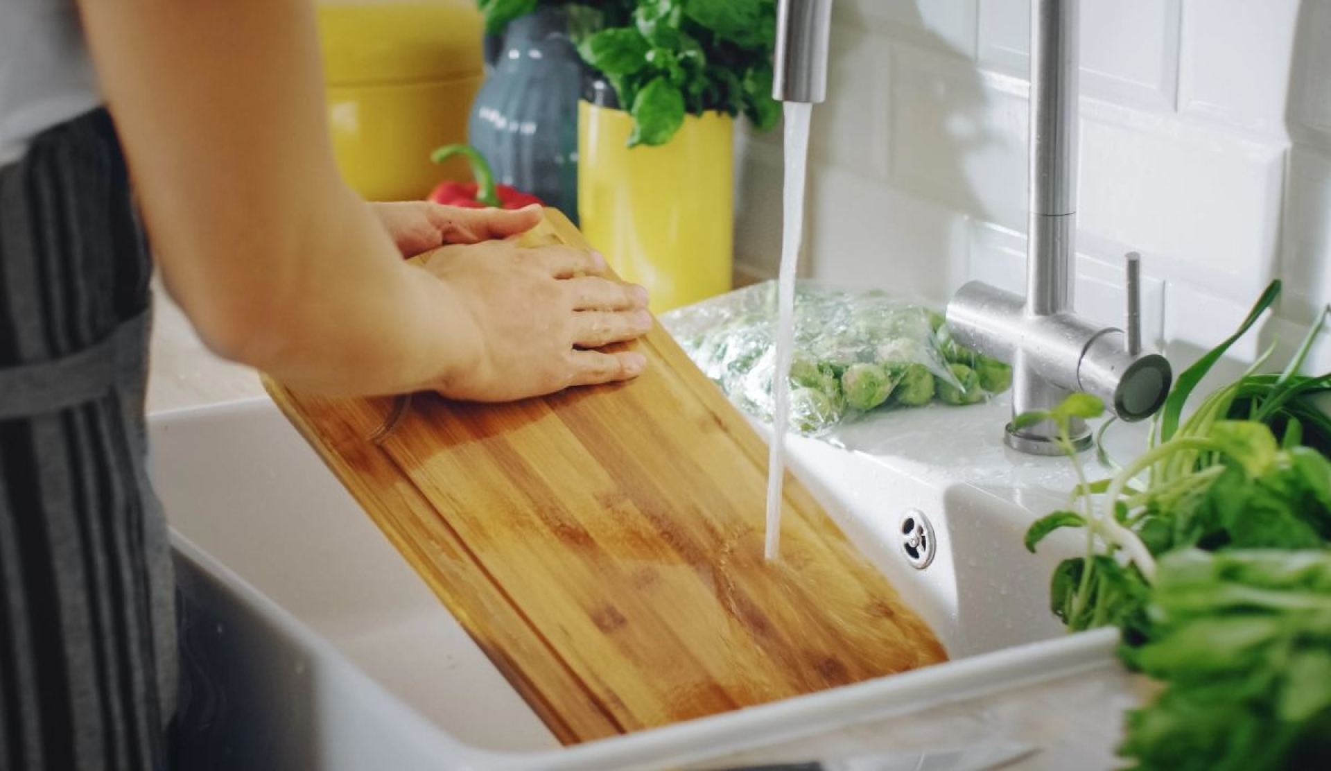 El truco con papa para desinfectar y desmanchar tablas de madera