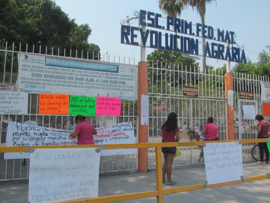 Padres de familia acusan a maestra de Zacatepec de maltrato