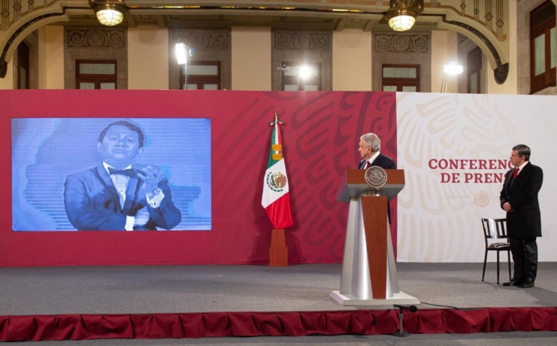 AMLO lamenta muerte de Armando Manzanero por COVID-19, "es algo muy triste"