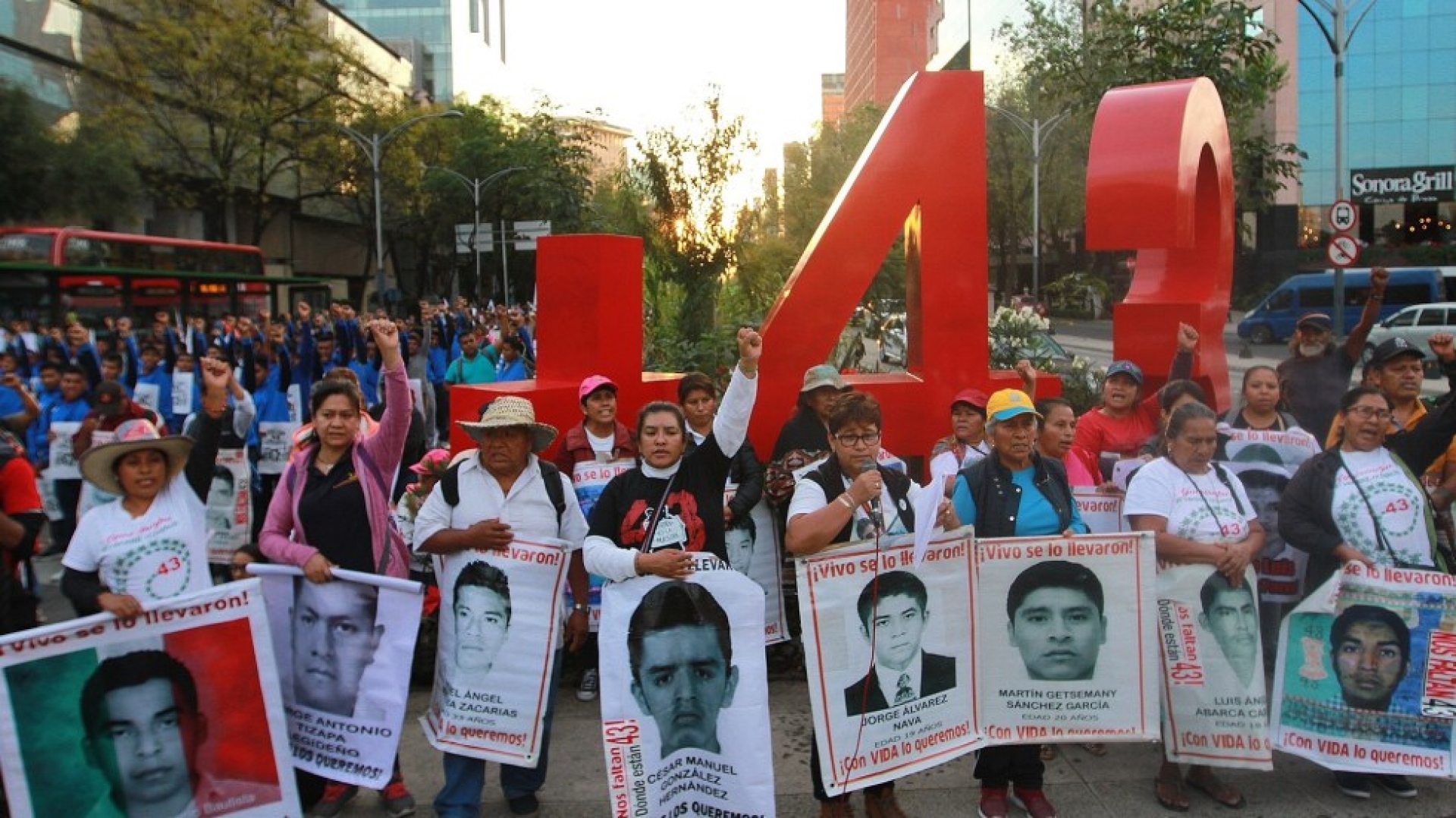 AMLO ofrece protección a testigos del caso Ayotzinapa