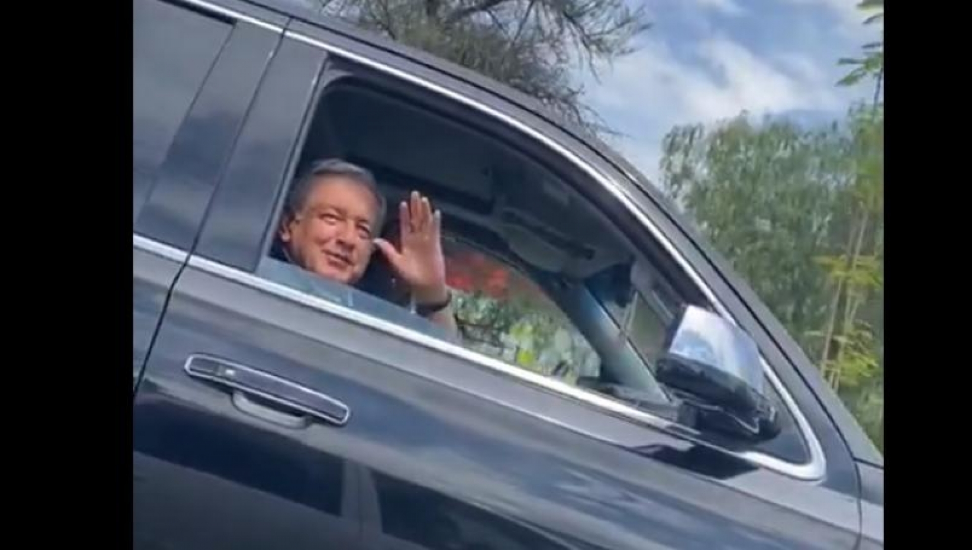 VIDEO: "¿Gusta una pizza?", automovilista saluda a AMLO en Aguascalientes