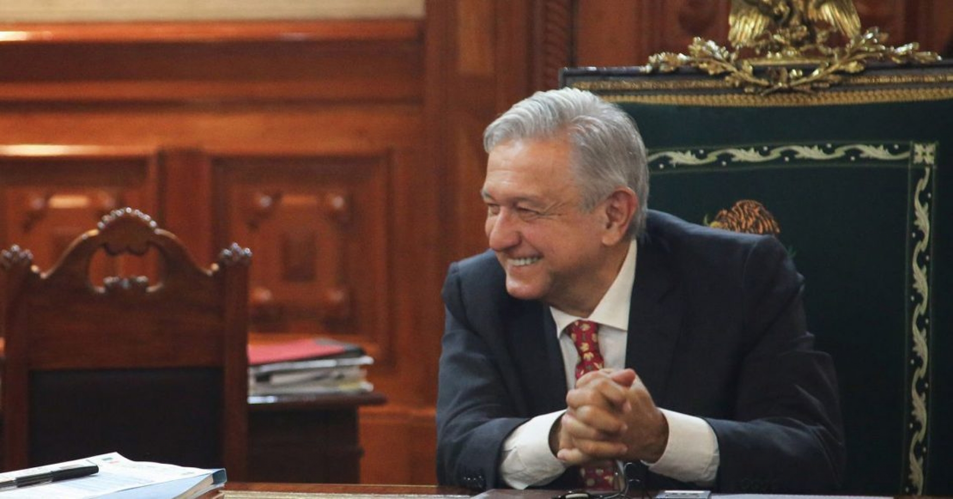AMLO le hizo una limpia a la silla presidencial, por si estaba embrujada