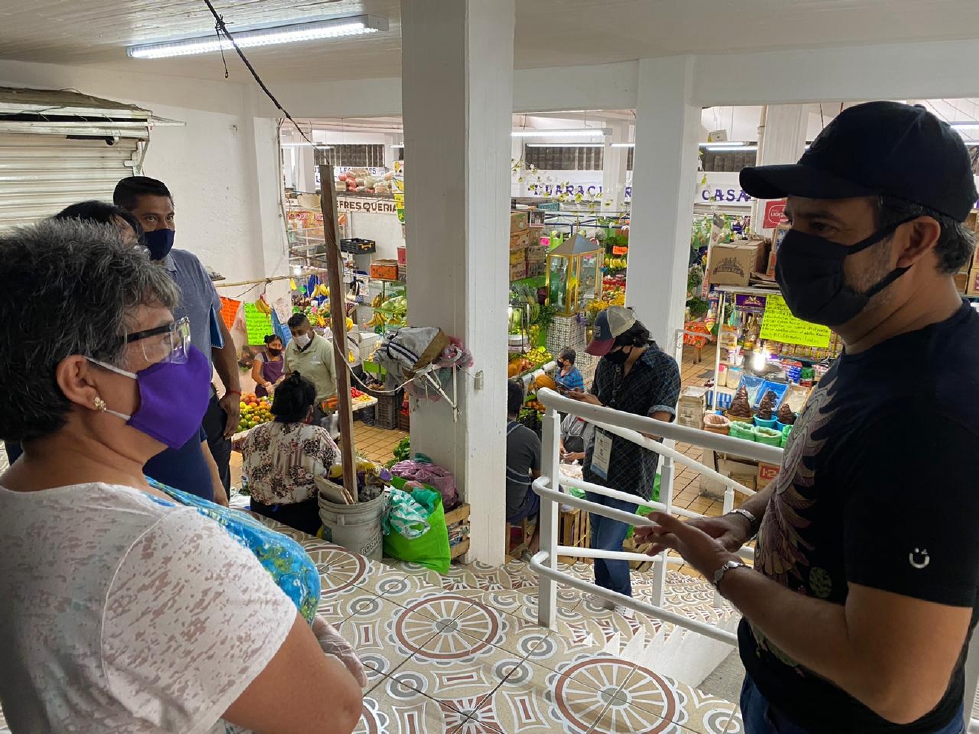Visita el presidente municipal de Cuernavaca el mercado de la Carolina