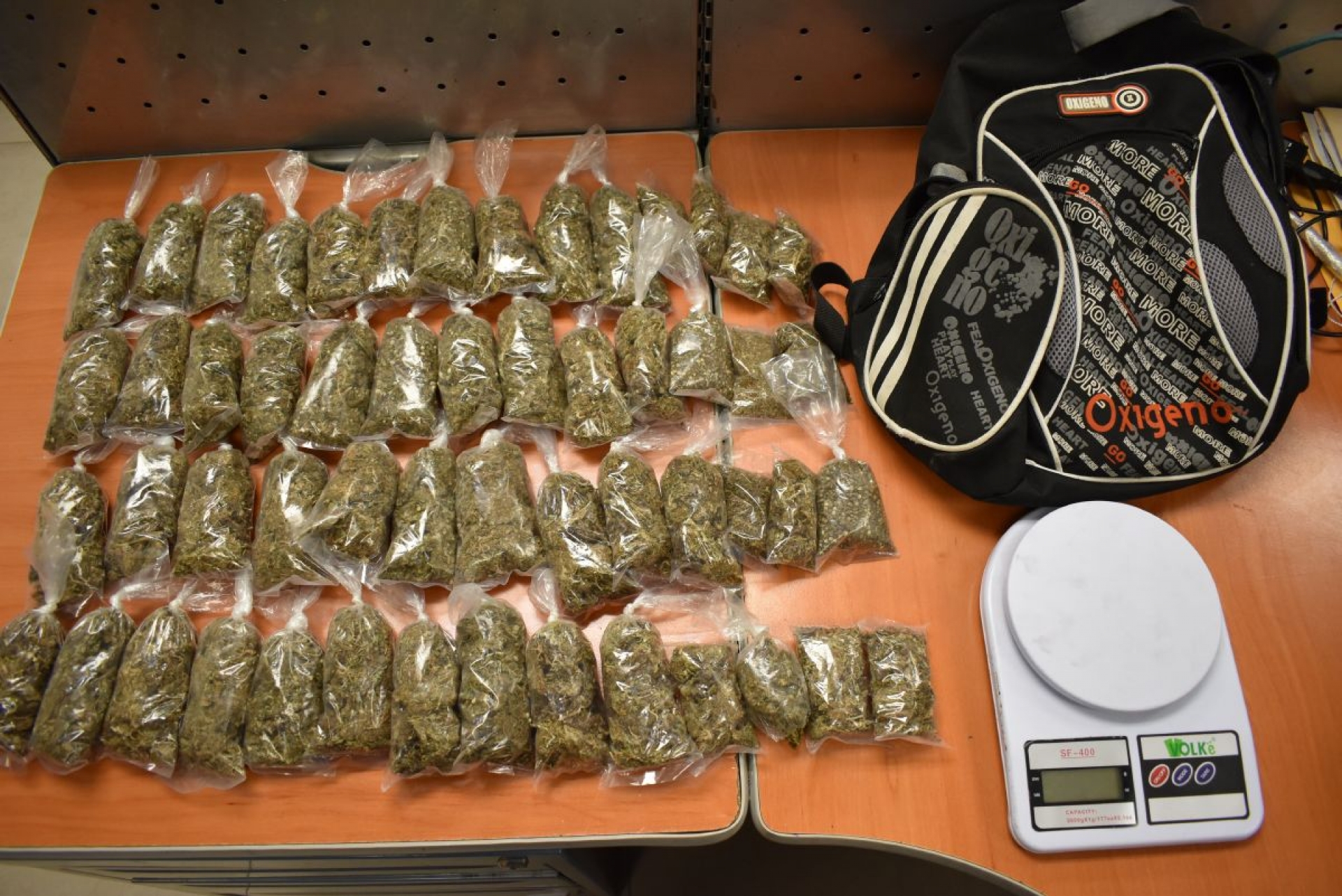 Llevaba 54 bolsas de marihuana en una mochila