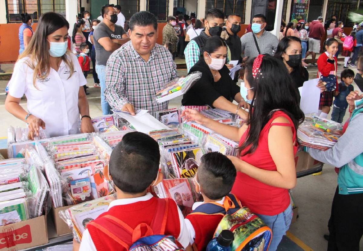 Entrega Ayuntamiento de Yecapixtla útiles escolares a estudiantes