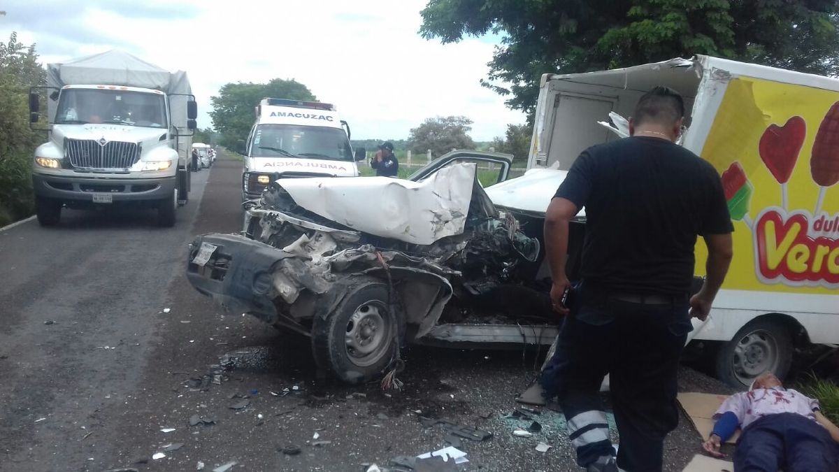 Choque entre tres camionetas deja dos heridos graves en Puente de Ixtla