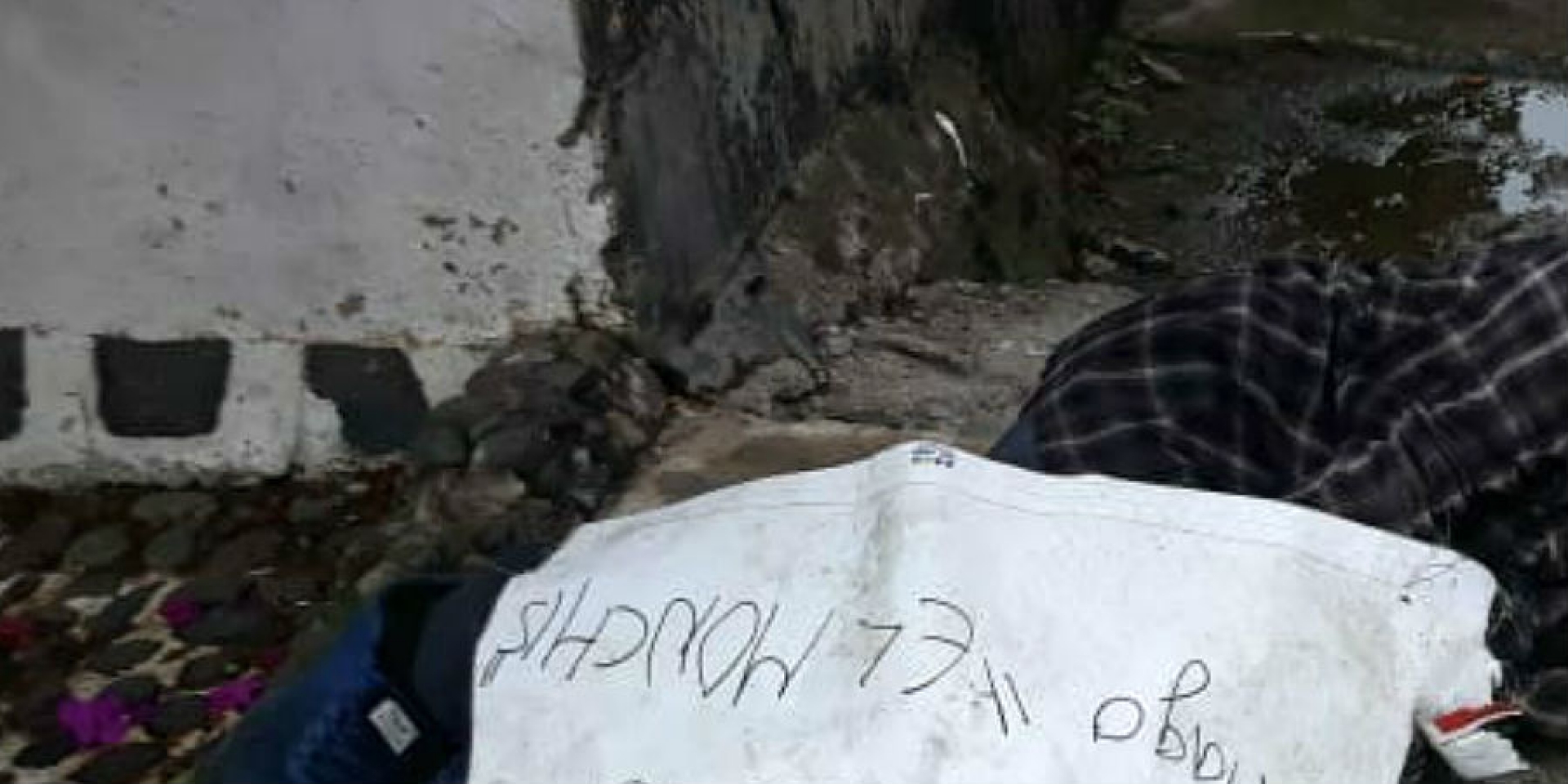 Hombre con cartulina provoca movilización policiaca