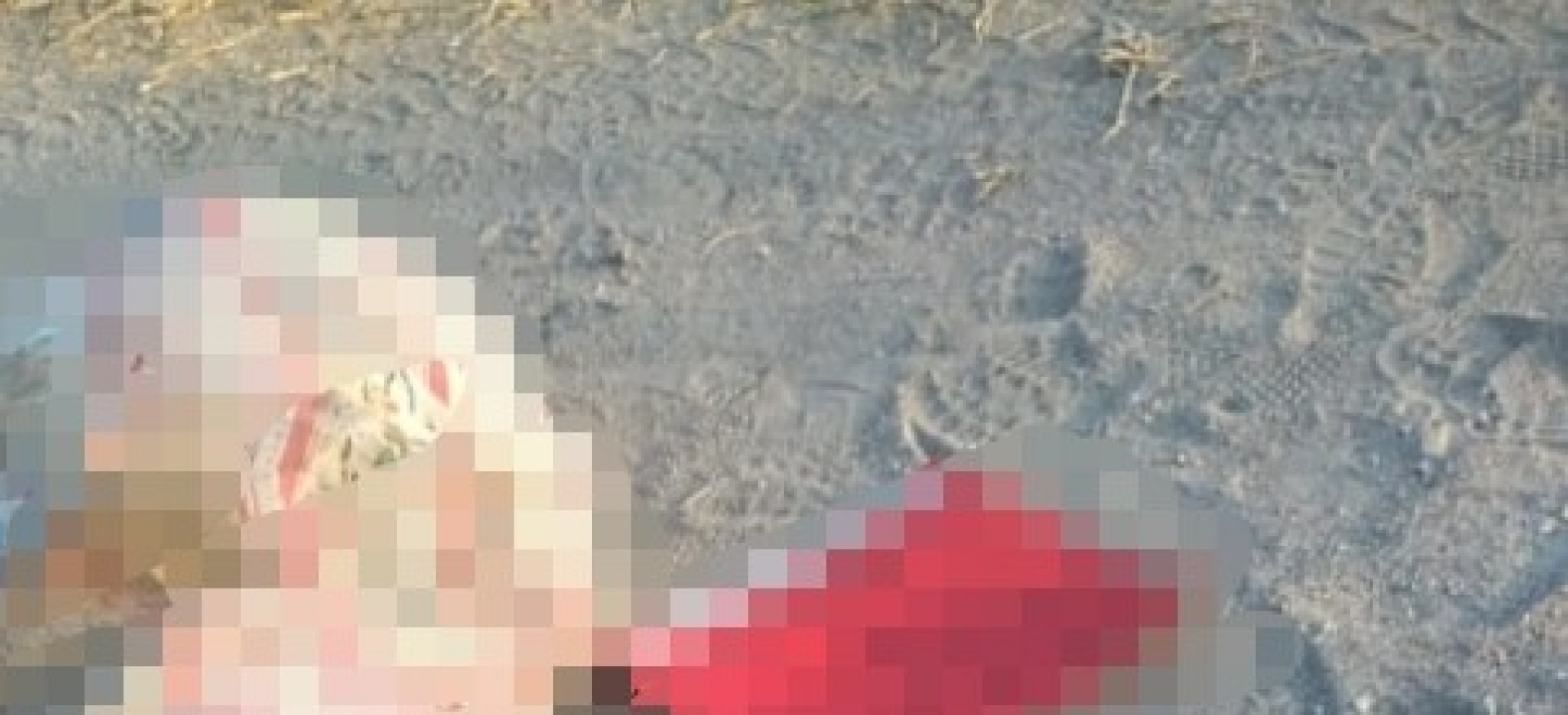 Hallan un cadáver encobijado a un costado de la autopista México-Acapulco, en Temixco