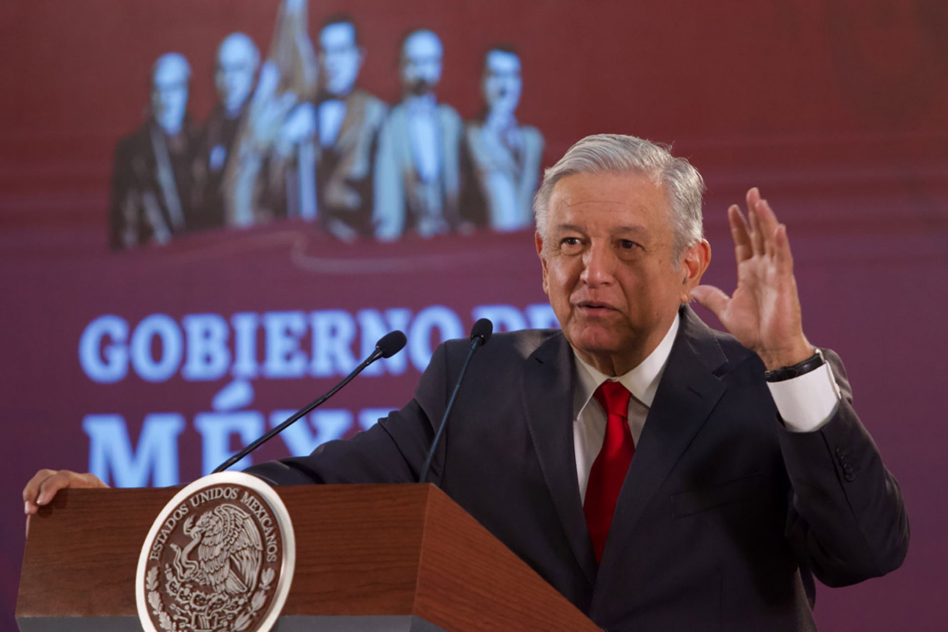 AMLO asegura que hay un expresidente que debe impuestos