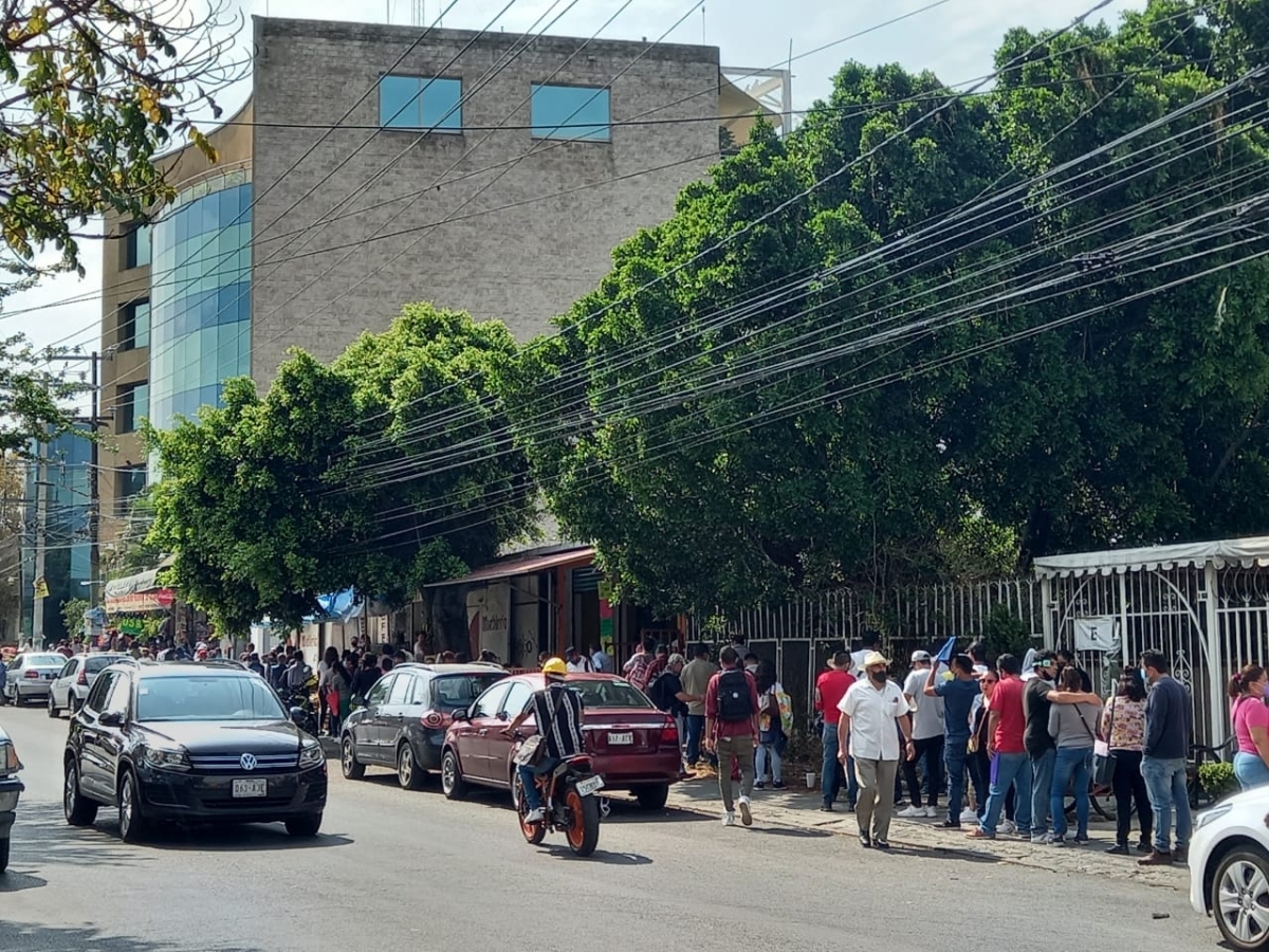 Larga fila en el SAT para trámite de constancia de situación fiscal