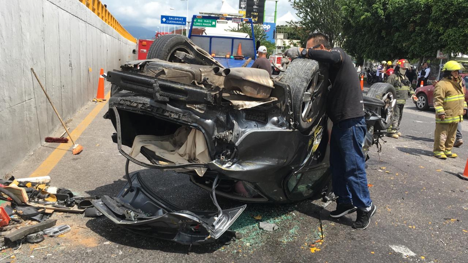 Hombre resulta herido tras volcar automóvil en el paso exprés