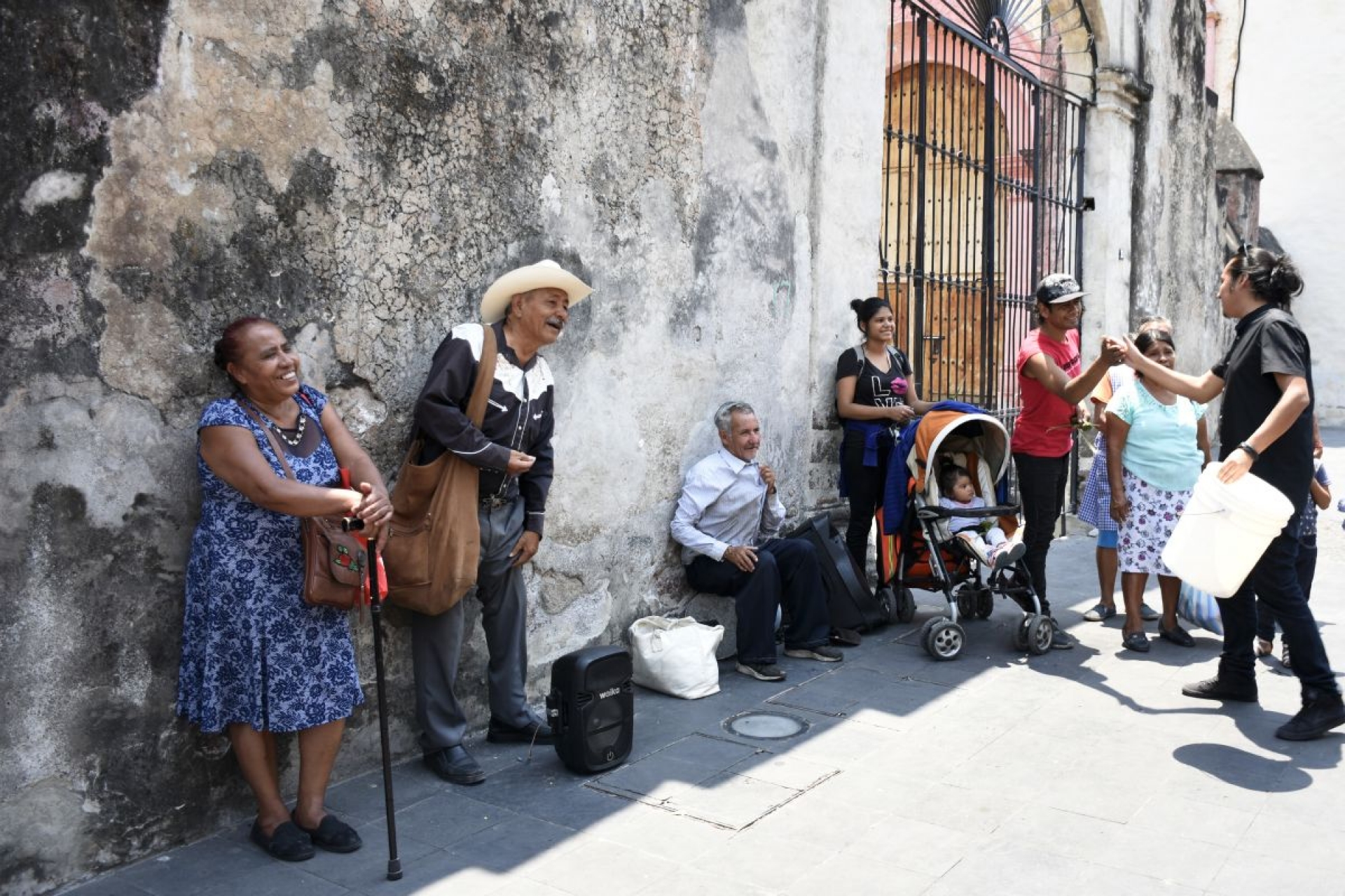 Músicos se organizan para ayudar a colegas que tocan en la calle