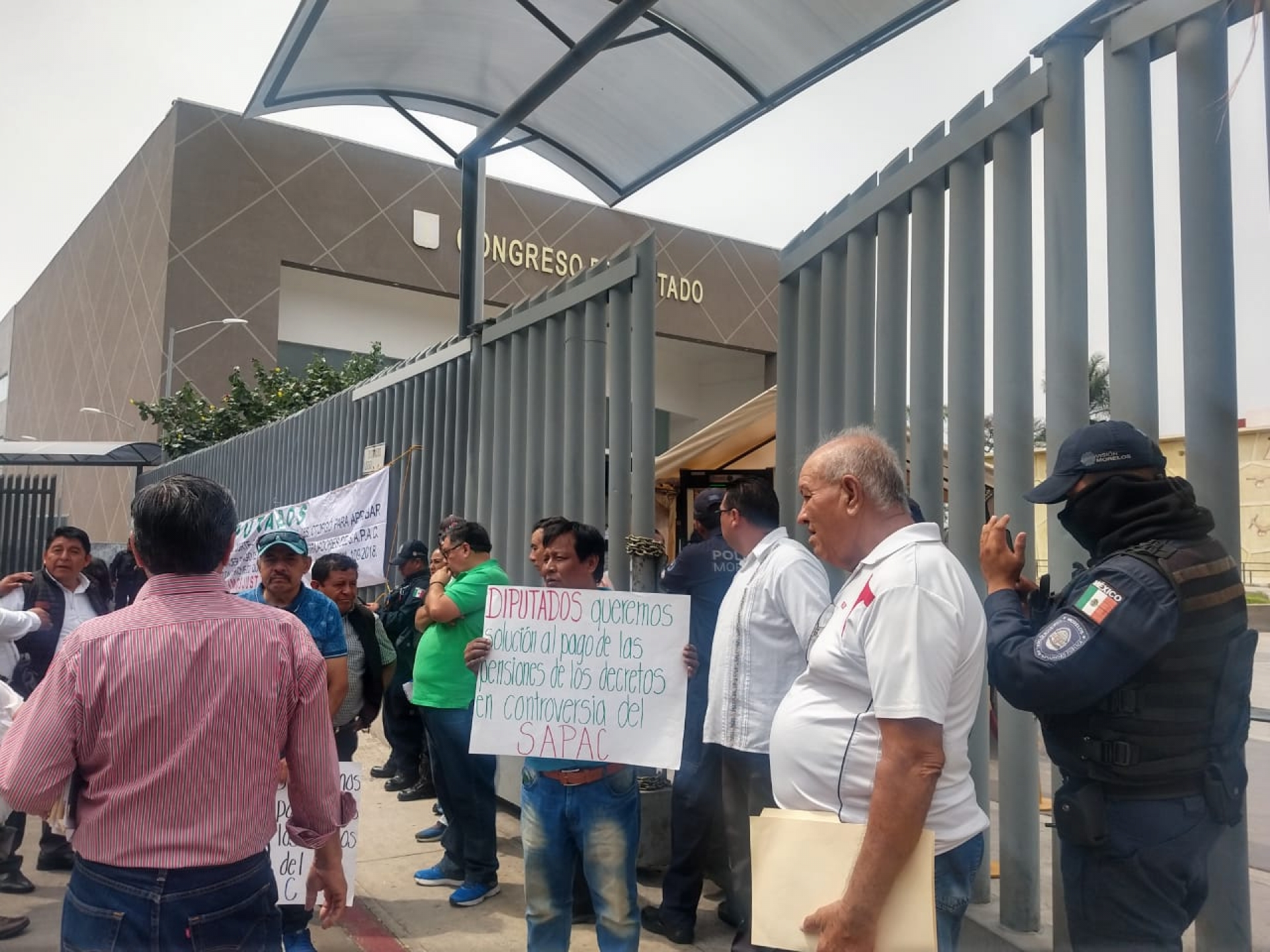 Nuevamente protestan jubilados del SAPAC ante el Congreso del estado