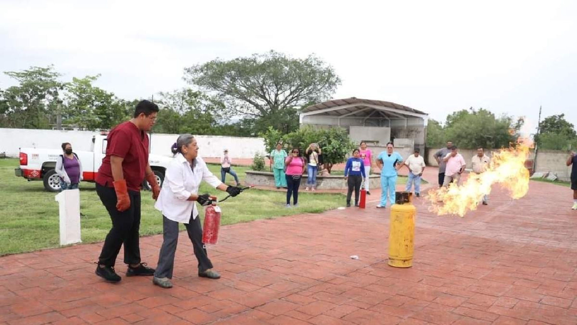 Imparten curso de manejo de extintores a comerciantes de Miacatlán