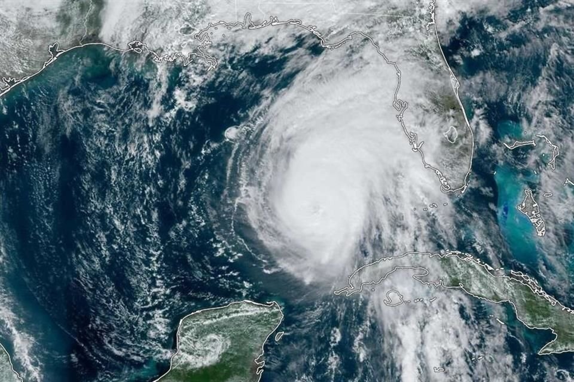 Huracán 'Rafael' se debilita a tormenta tropical tras afectar Cuba; avanza hacia México