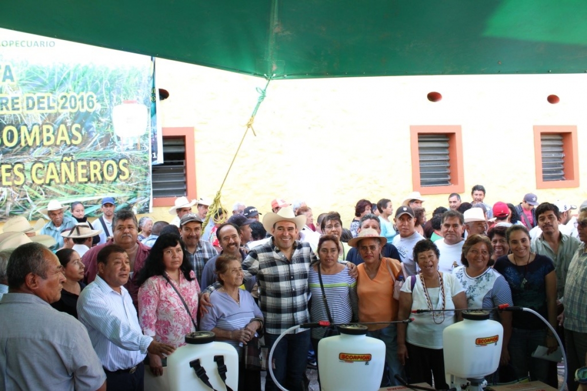 Entregan apoyos al sector agropecuario de Yautepec