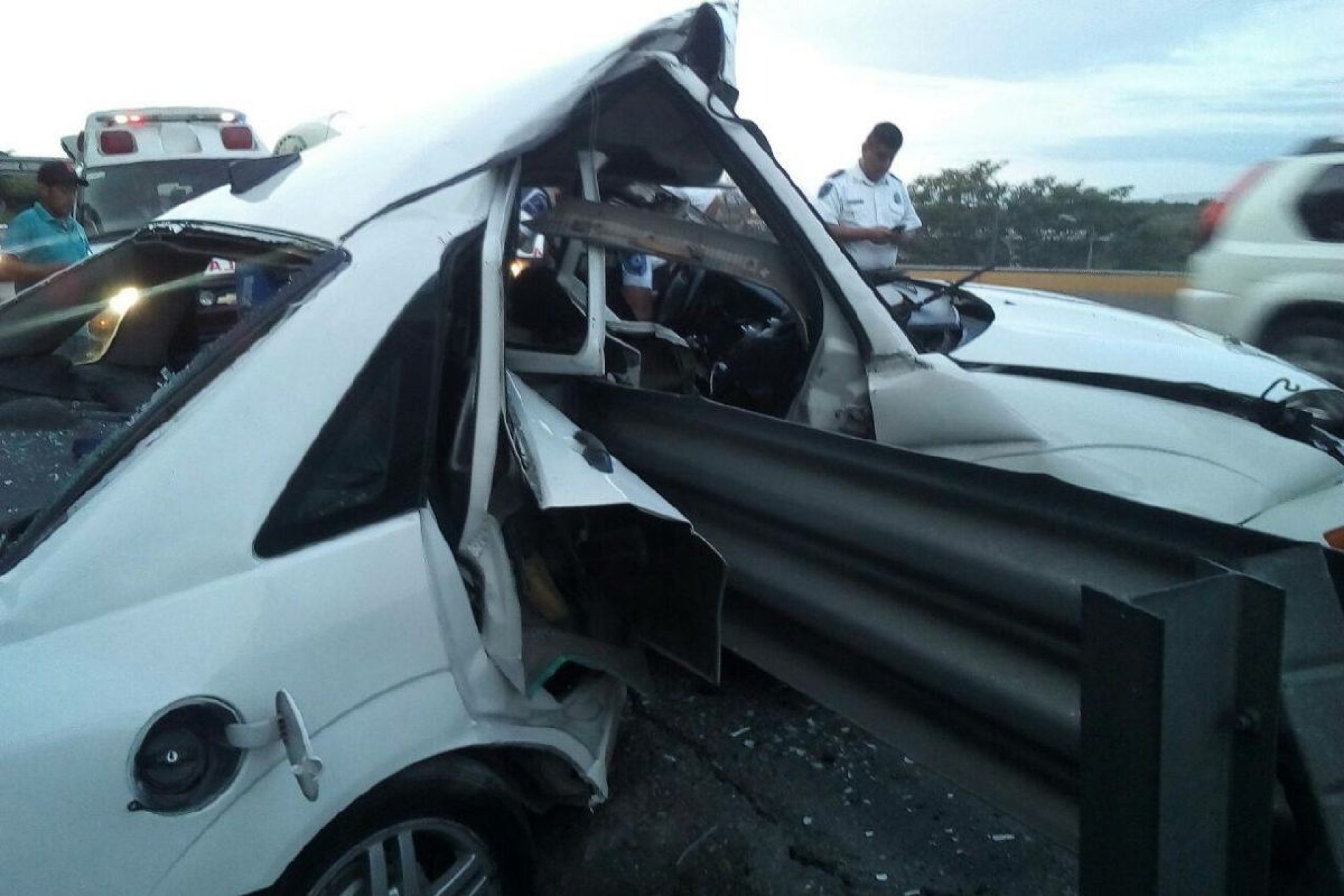 Choque en la autopista deja un muerto y una mujer herida