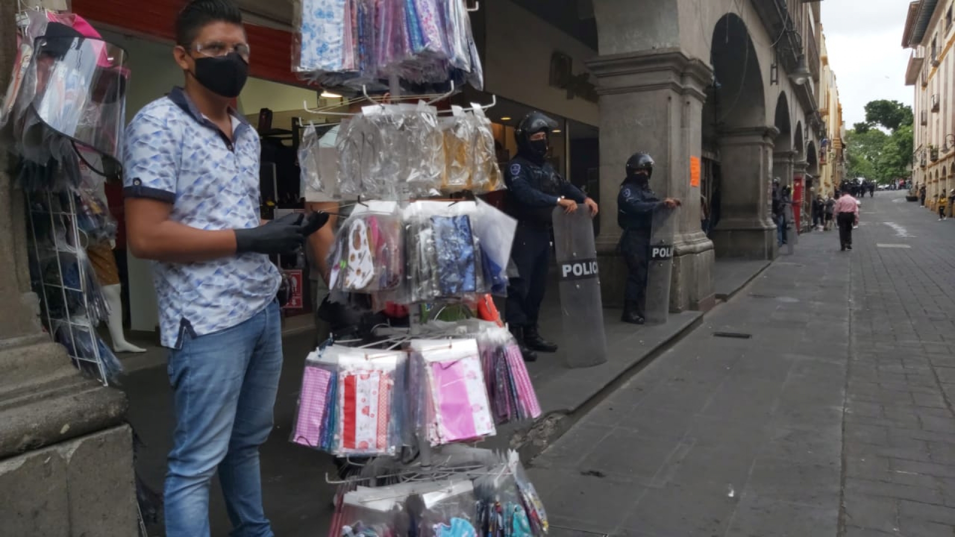 Se instalaron 20 comerciantes ambulantes adheridos a NGS, este martes en la calle Guerrero