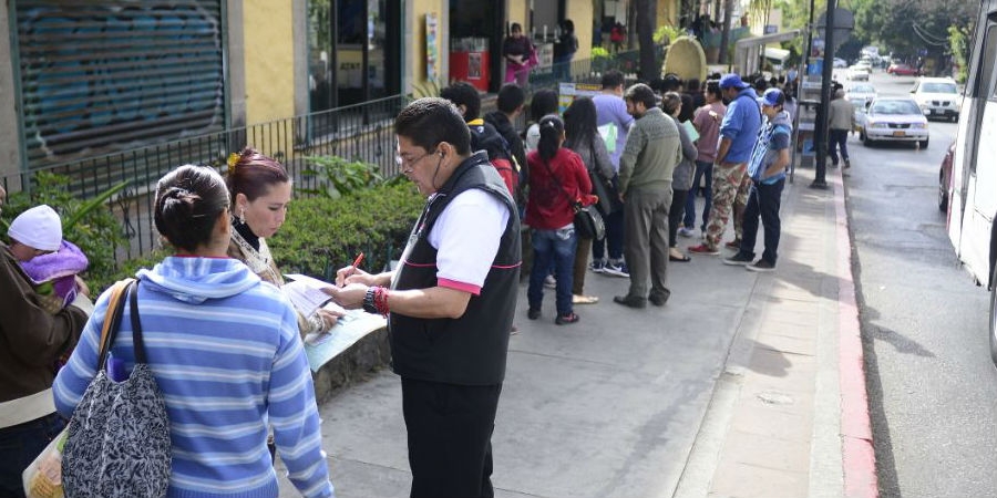 Largas filas en el INE para tramitar la credencial de elector; hoy vence el plazo