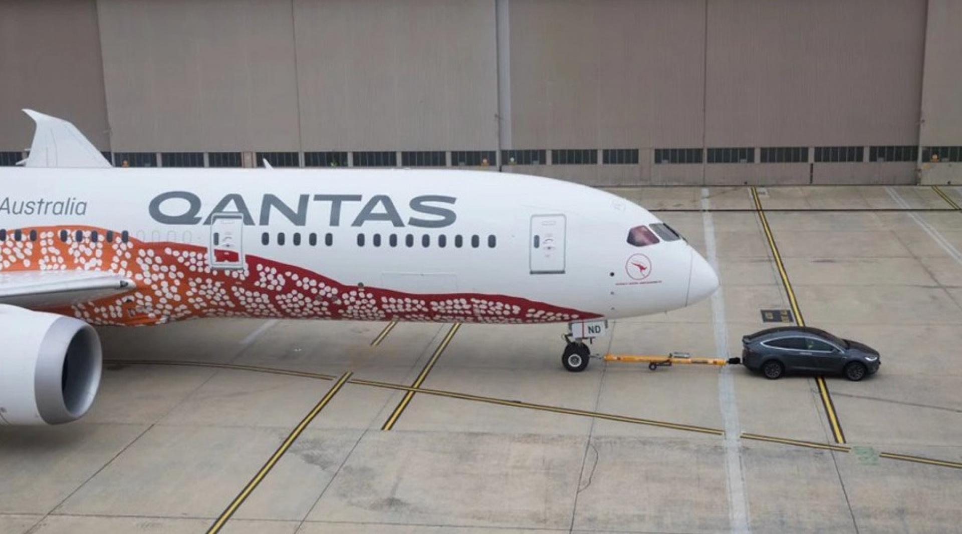 Vean cómo un Tesla rompe el récord Guinness al arrastrar un avión