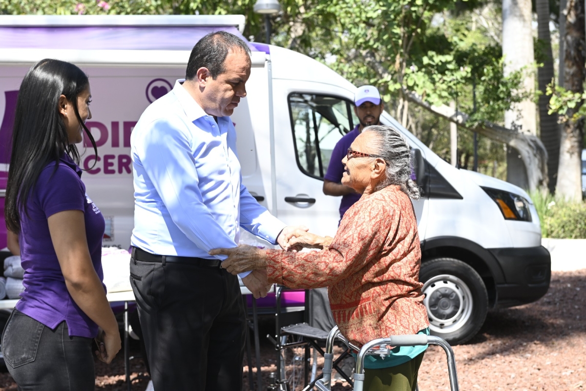 Acerca Cuauhtémoc Blanco servicio de asistencia social y apoyos a personas que viven en condición de vulnerabilidad
