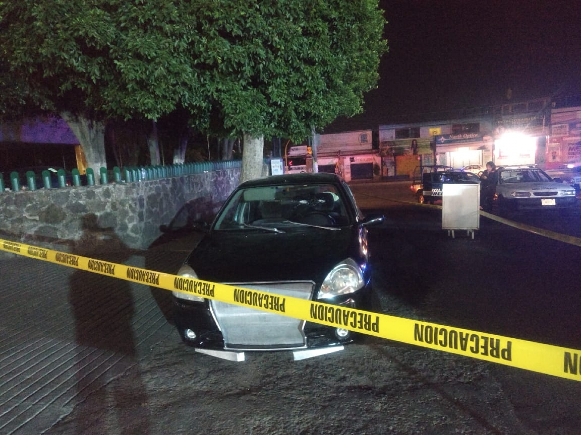 Disparan contra un vehículo en la colonia Satélite; dos personas resultaron heridas