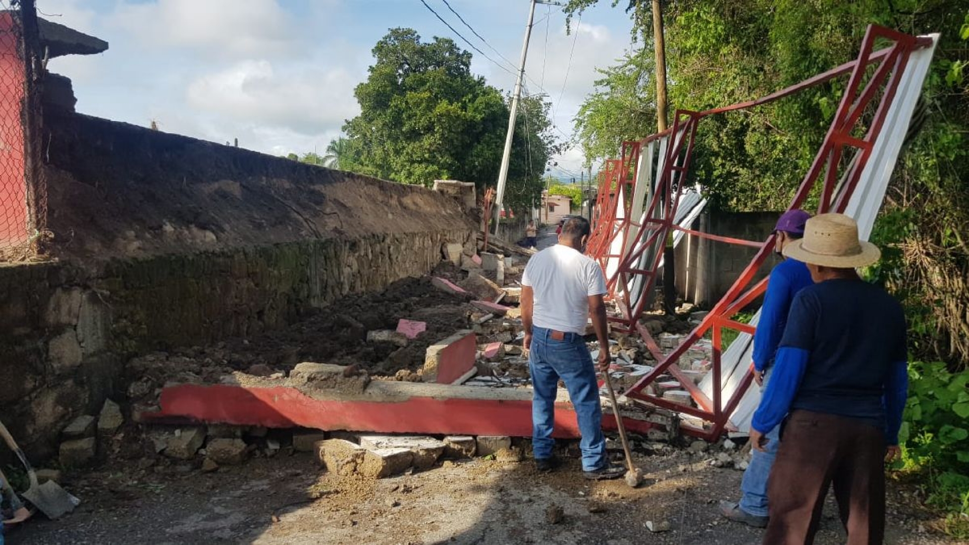 Viento derrumba gradas de cancha en colonia ixtleca