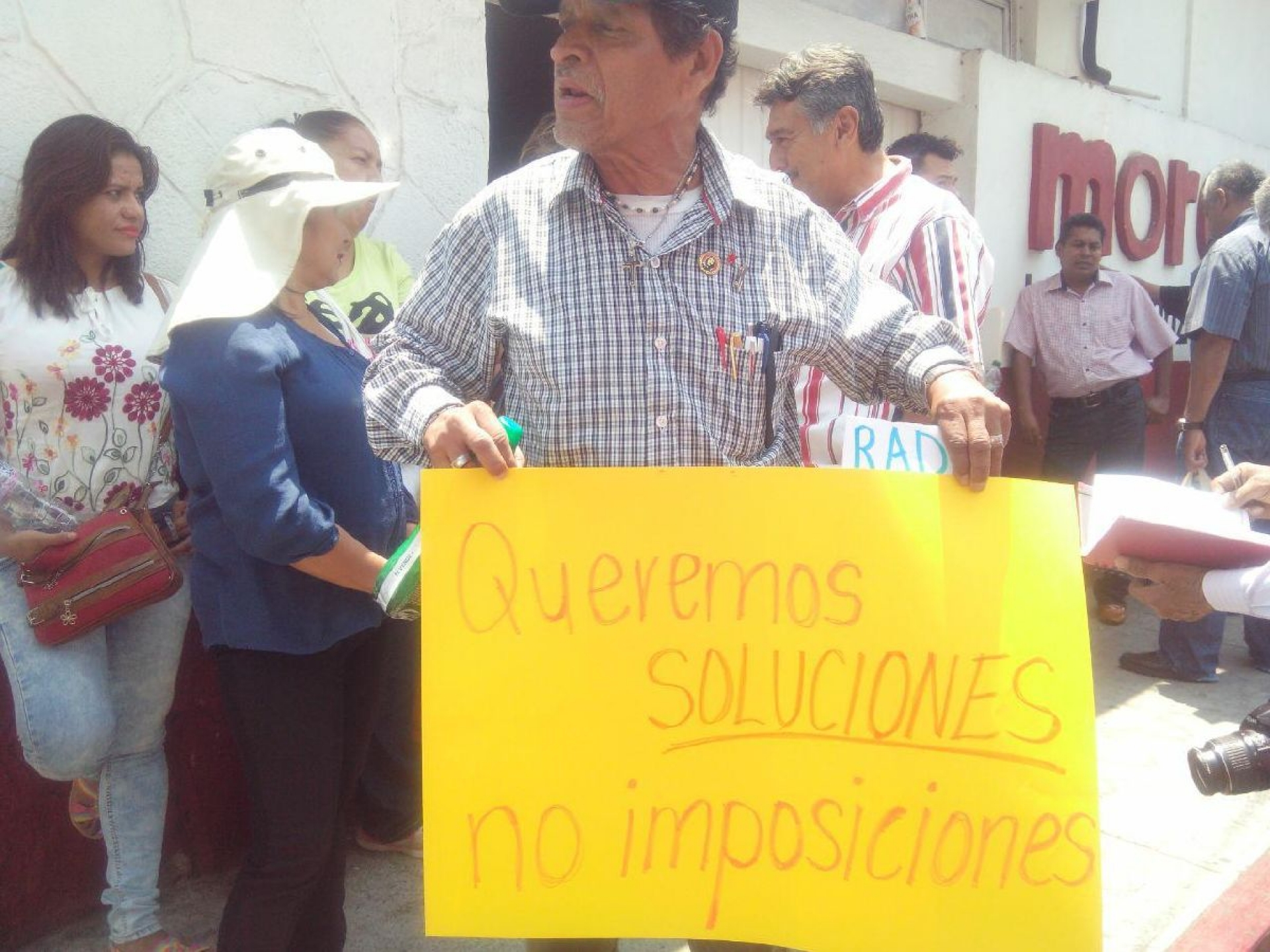 Protestan militantes de Morena por la imposición de candidatos