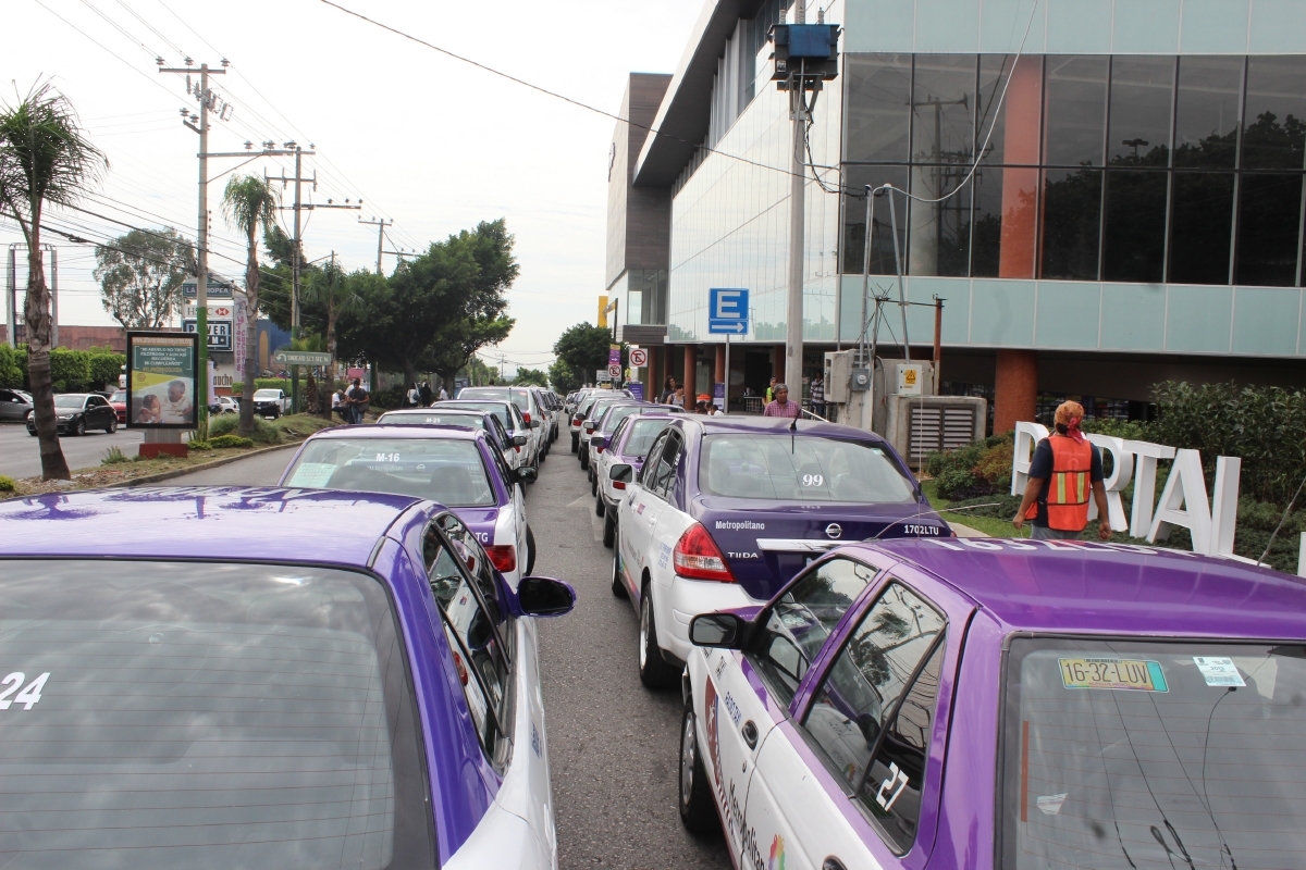 NGS usa sus taxis para obligar a plaza comercial a usar sus servicios