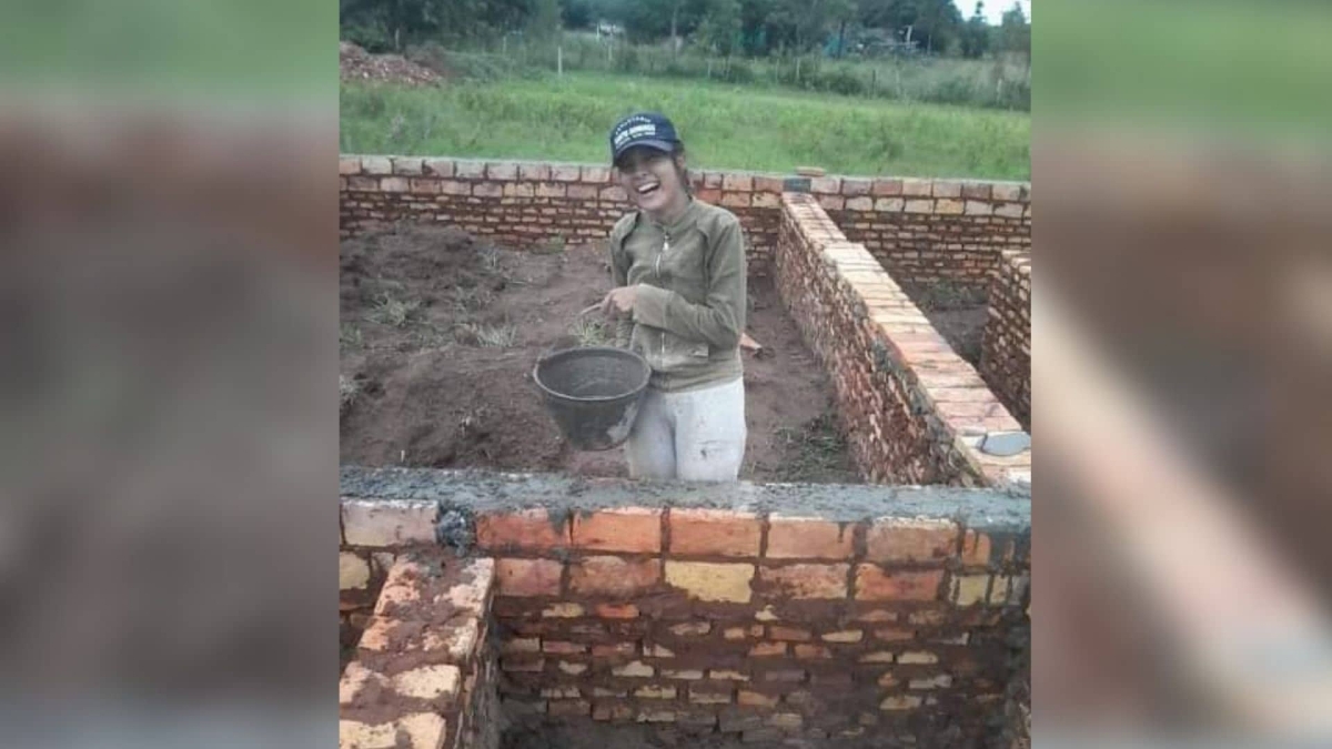 Joven trabaja como ayudante de albañil para convertirse en abogada