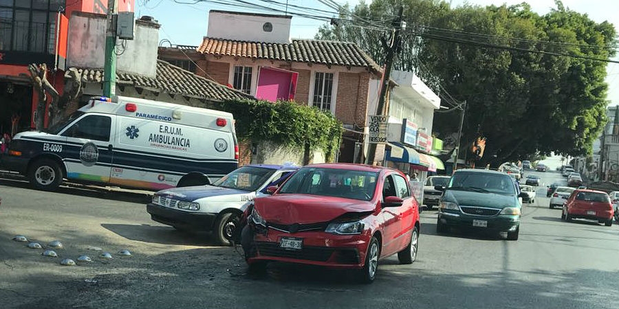 Se registra accidente vehicular en la avenida Ávila Camacho