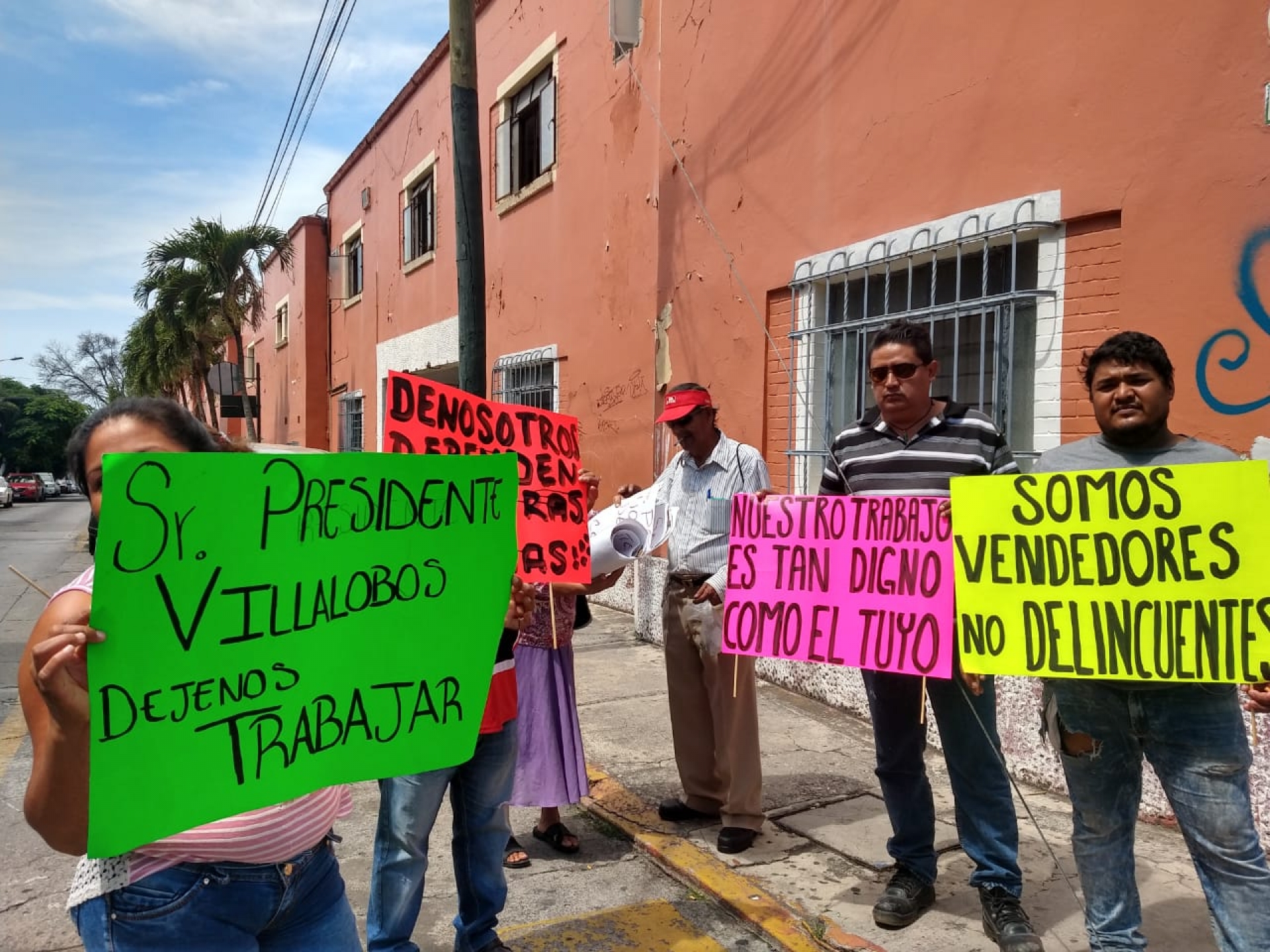 Se manifiestan comerciantes ambulantes en el Ayuntamiento de Cuernavaca