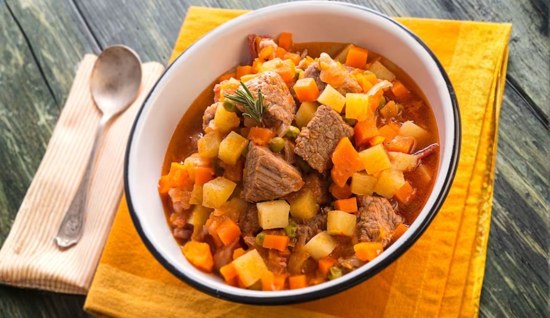 Guiso de res con papas y verduras por menos de 150 pesos