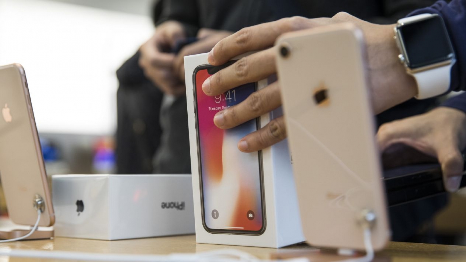 iPhones armados en China librarían aranceles, promete Trump a Tim Cook