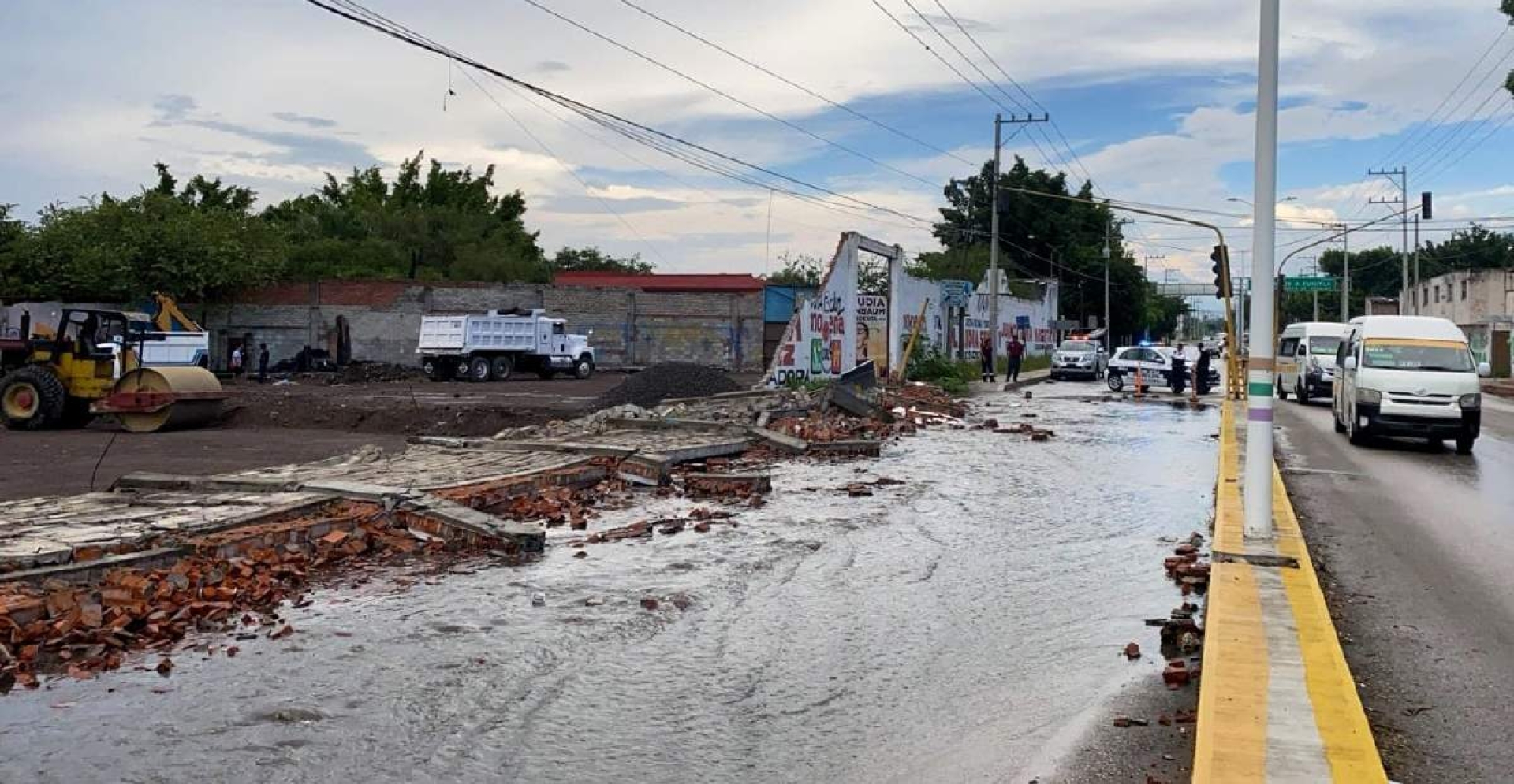 Sube nivel del río Cuautla y cae barda por fuerte lluvia