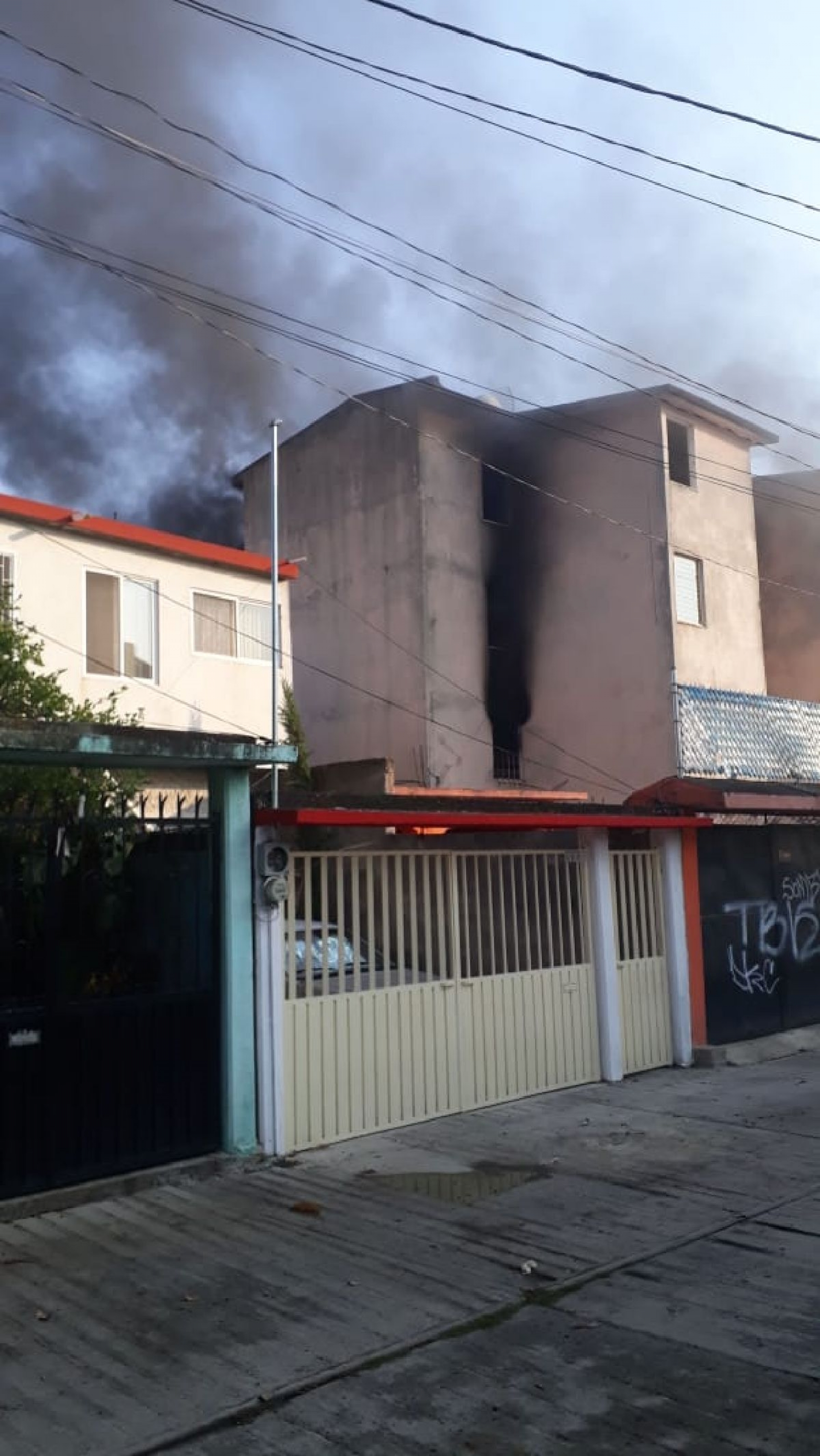 Se registra incendio en un departamento de Civac