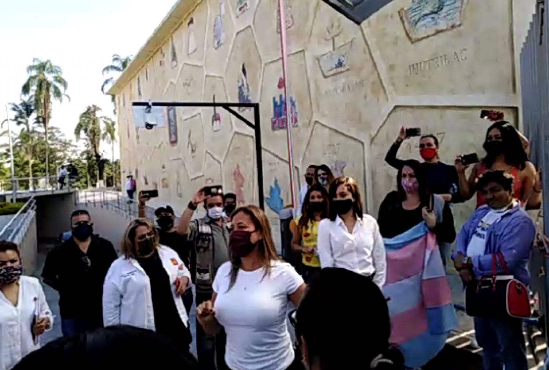Acuden integrantes de la comunidad de la diversidad al Congreso local