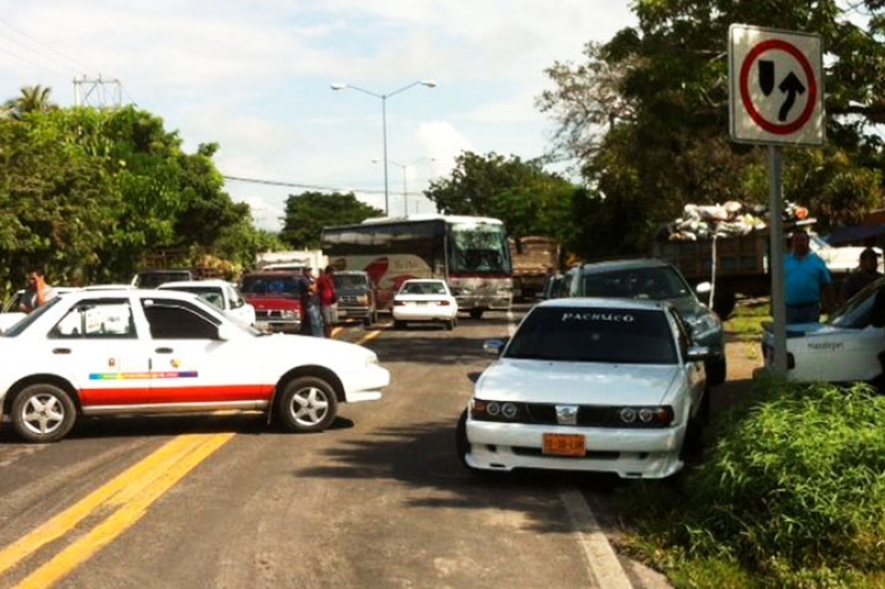 Taxistas amenazan con bloqueos por falta de operativos para evitar la invasión de unidades